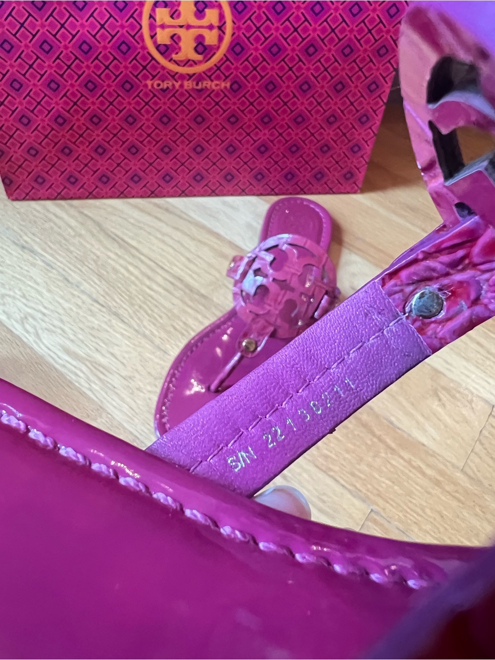 Tory Burch Party Fuchsia Croc Embossed Patent Leather Miller Sandals in - Picture 11 of 16